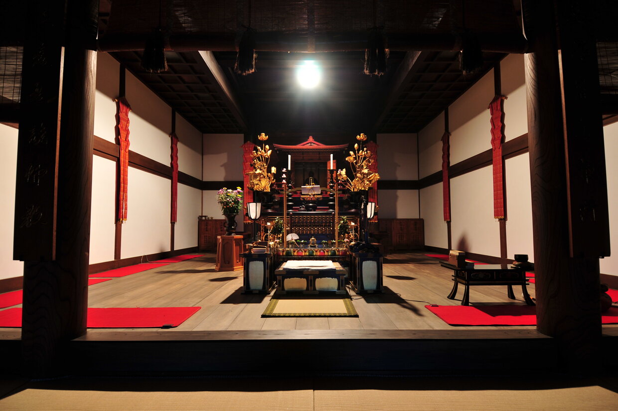 Inside of the Main Hall; high-performance wooden seismic walls were used for the clay walls of the inner temple enshrining a Buddhist statue