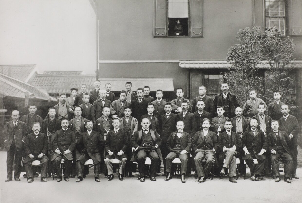 New Year’s opening ceremony at the back of the Main Office, 1906  Yoshigoro (President): Fifth person from the left in the front row