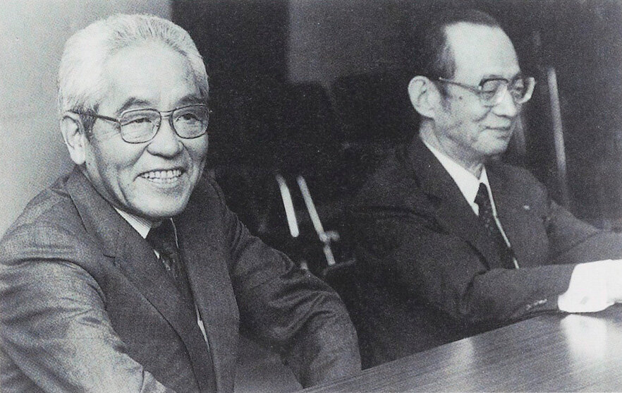 President Yoshiro Obayashi (right) and Senior Managing Director Takao Tsumuro (left) holding a press briefing at a former construction kisha club (press club)