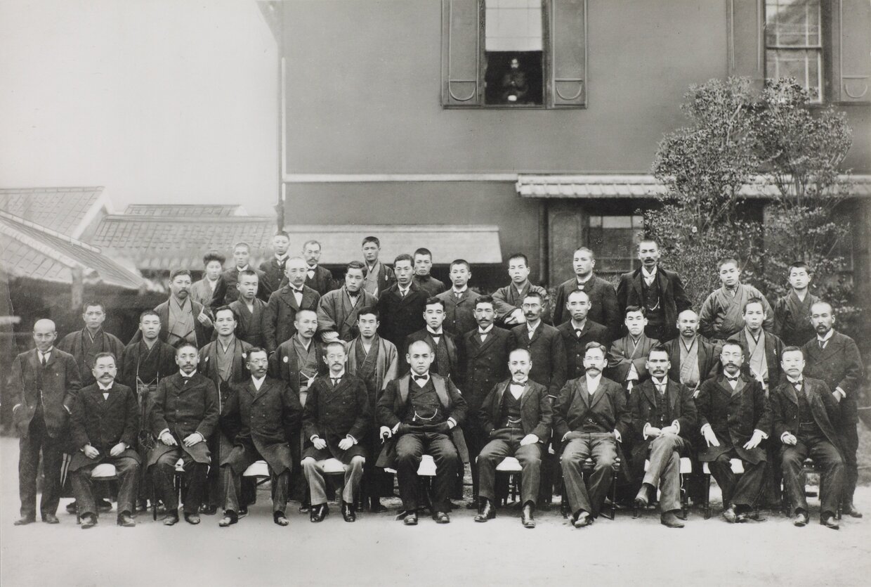 1906（明治39）年新年始業式、本店裏庭にて   前列左から5人目店主芳五郎