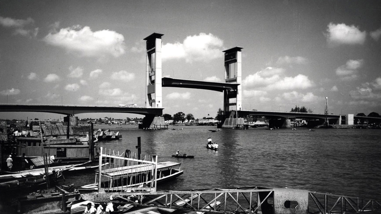 インドネシアのムシ大橋（1965）