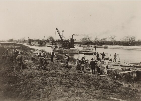งานก่อสร้างที่เกี่ยวข้องกับการสร้างท่าเรือของเมืองโอซาก้า (ก่อสร้างแล้วเสร็จในปี 1905)
