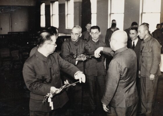 Obayashi Yoshiro (đứng giữa) tại lễ kỷ niệm 50 năm thành lập
