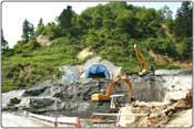 山古志トンネル（トンネルに続く道路部を施工中）