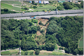 災害後の東名高速道路牧之原付近（上り線が閉鎖されている。）　写真提供：中日本高速道路