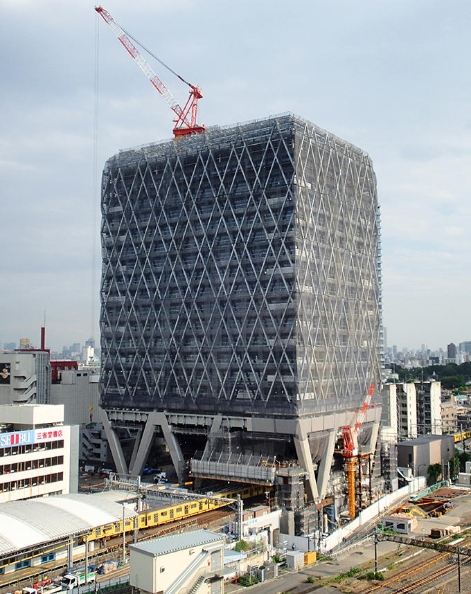 池袋旧本社ビル跡地と線路上空、線路反対側の所有地を活用。延べ面積約5万m²のオフィスは池袋最大級の貸室面積を誇る
