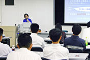 中間管理職層向け研修で、石井先生が職場のメンタルヘルスについて解説
