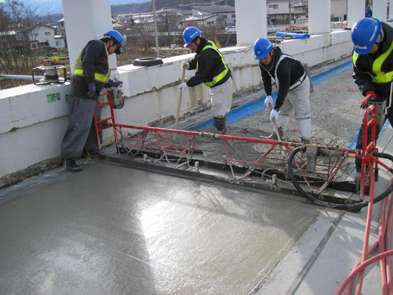 タフスラブラピッド工法による道路橋床版補強の様子