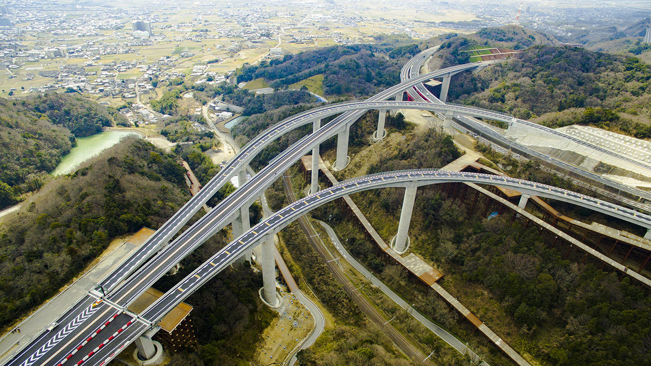 京都・奈良・和歌山を結ぶ京奈和自動車と阪和自動車道が接続する和歌山ジャンクション。橋脚の間隔を大きくする構造を採用するなど、周辺環境への圧迫感を軽減させた