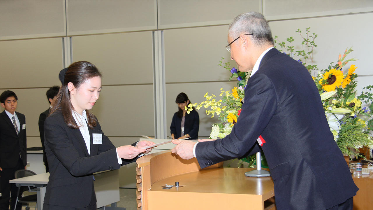 理事長の大林剛郎から奨学生一人ひとりに採択決定通知書が手渡されました