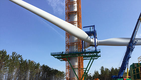 秋田県の三種風力発電所の建設工事で適用されたウインドリフト。風による施工への影響も低減できる