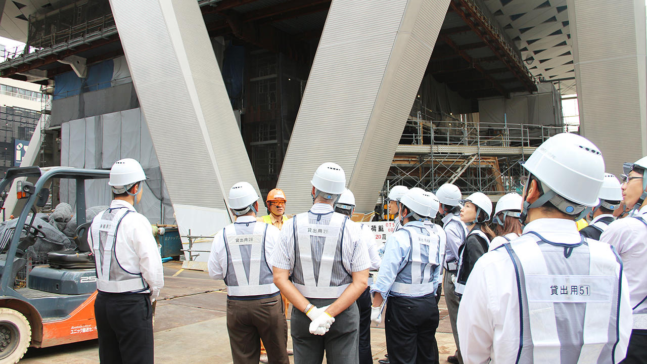 東京・豊島区で建設が進む西武鉄道池袋旧本社ビル建て替え工事を見学。デザインと機能性を備える建物下部を支える太い柱について説明