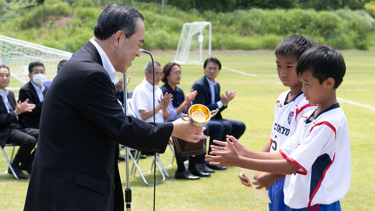 大林組常務執行役員桐谷篤輝から優勝チームのFC東京キッカーズへ優勝カップが手渡されました
