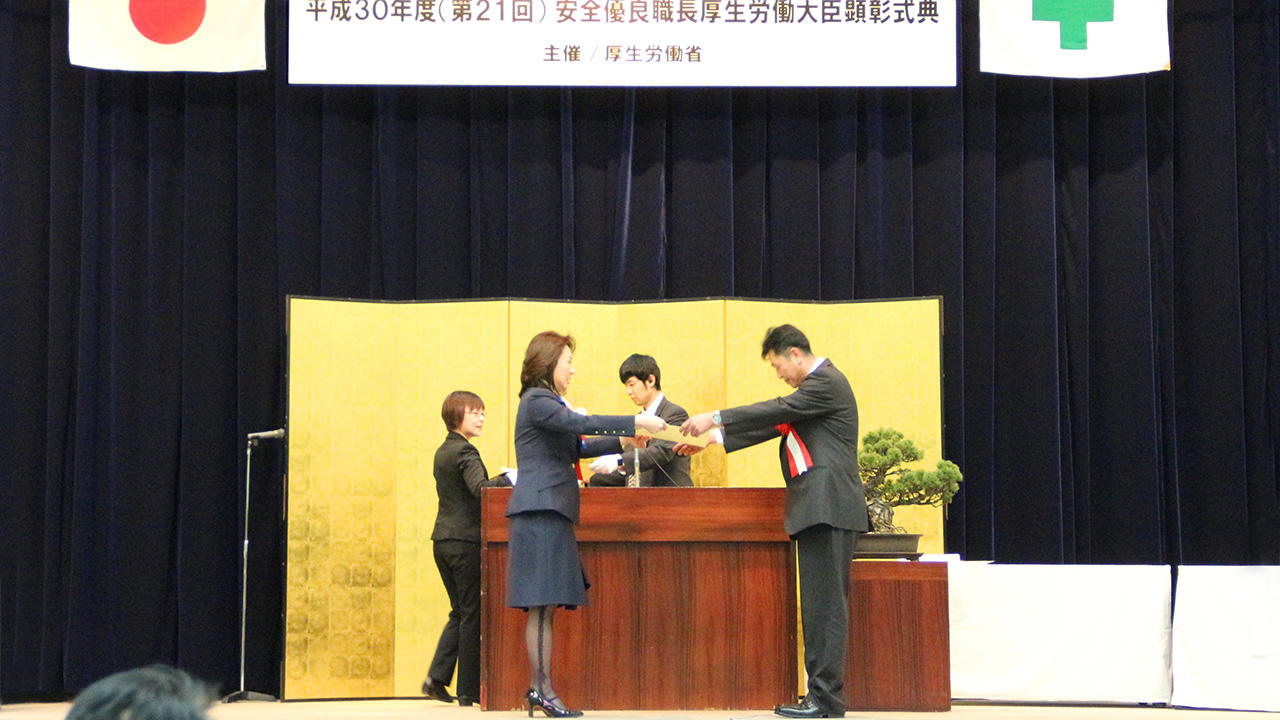 髙階恵美子厚生労働副大臣（左）から顕彰状を受け取る株式会社ゼンヤの陶山和則さん（右）
