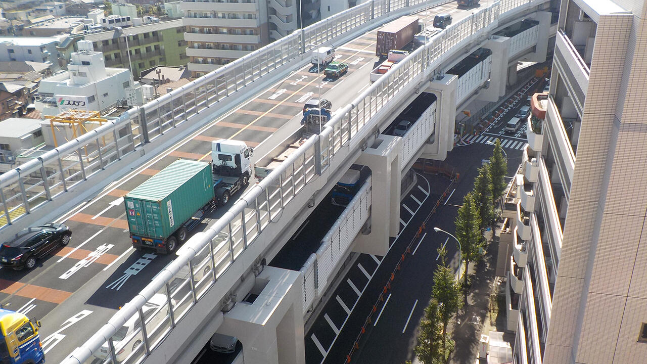 1977年に建設された高架橋（中央環状線と5号池袋線の重複区間）の渋滞緩和を目的に拡幅。2018年3月に4車線化を完了した