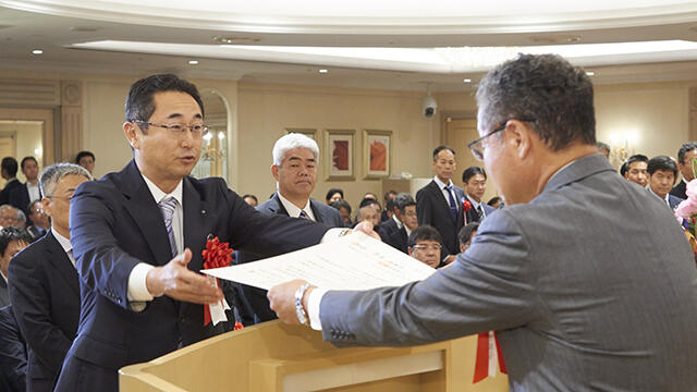 表彰状を授与される岩手県山田町震災復興プロジェクトチーム