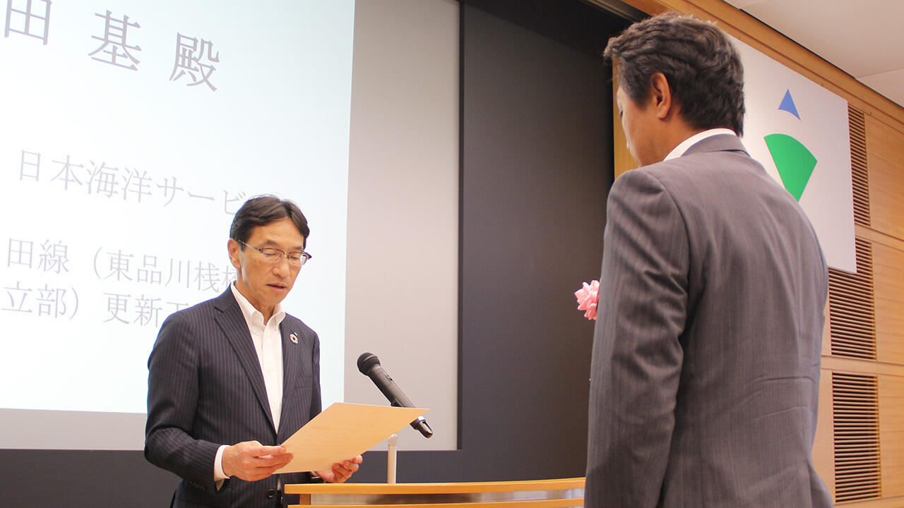 大林組専務執行役員の村田俊彦から受賞者一人ひとりに表彰状が手渡されました