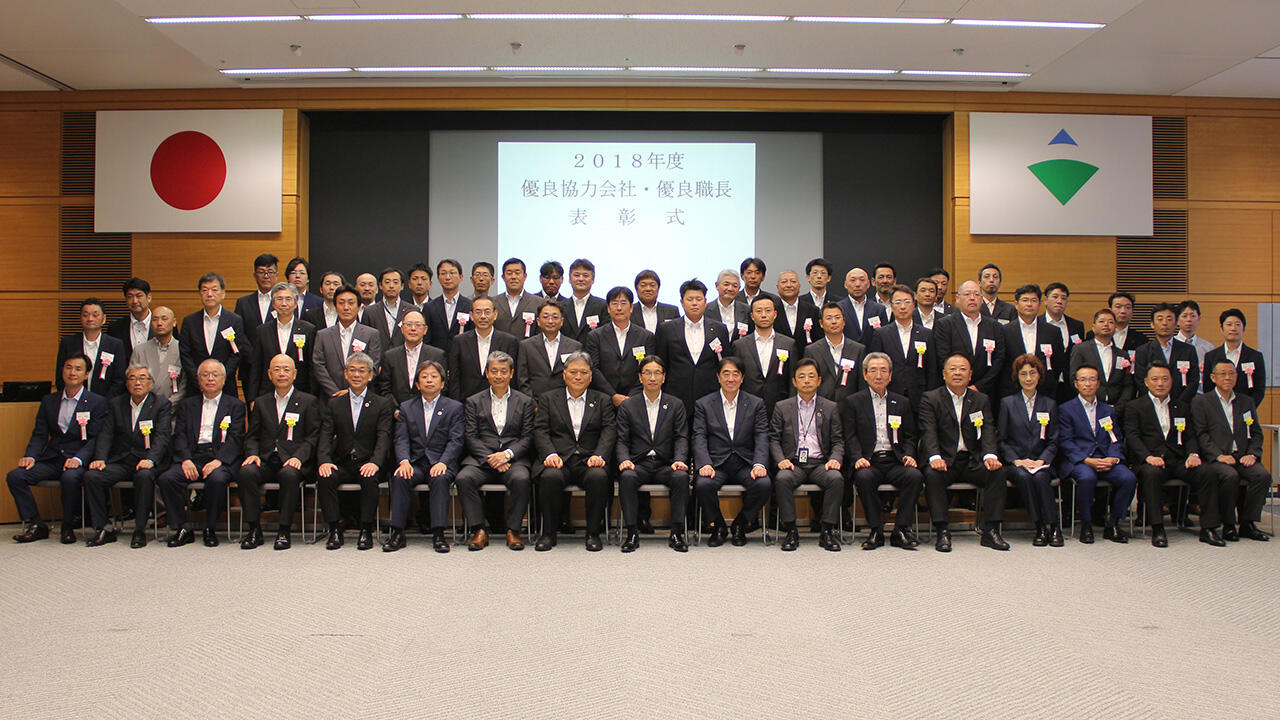 2018年度東京本店 優良協力会社・優良職長表彰式。選ばれた協力会社17社の代表者と職長36人