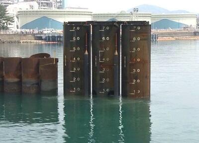 和歌山下津港海岸（海南地区）船尾側津波防波堤（直立浮上式）築造工事での浮上状況