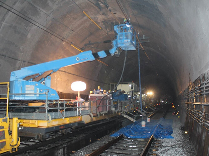 鉄道トンネルの施工状況