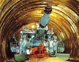 北陸自動車道山王トンネル（竣工1999年）のＴＷＳ。切羽の施工機械設備をすべて搭載しました