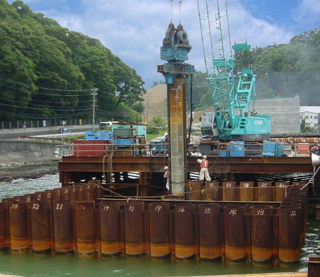 仮締切り（流紋岩、鋼管矢板）