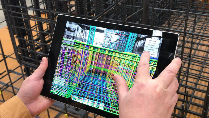 タブレット端末でBIMモデルと配筋の重なりを確認