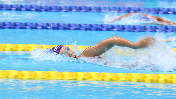 プールで泳ぐ梶本一花選手