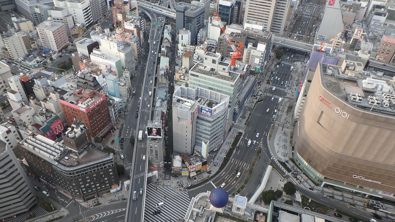 建設現場からJR難波駅方向を見る。阪神高速や駅ビルが直下にあり、飛来落下物は許されない