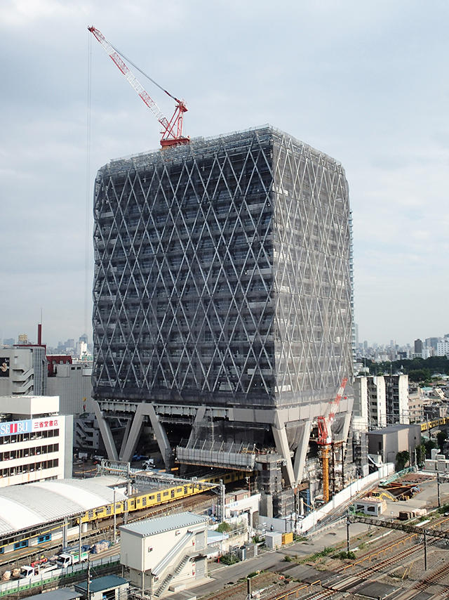 2018年6月13日　20階建てのビル全貌と斜め格子のデザインが現れる