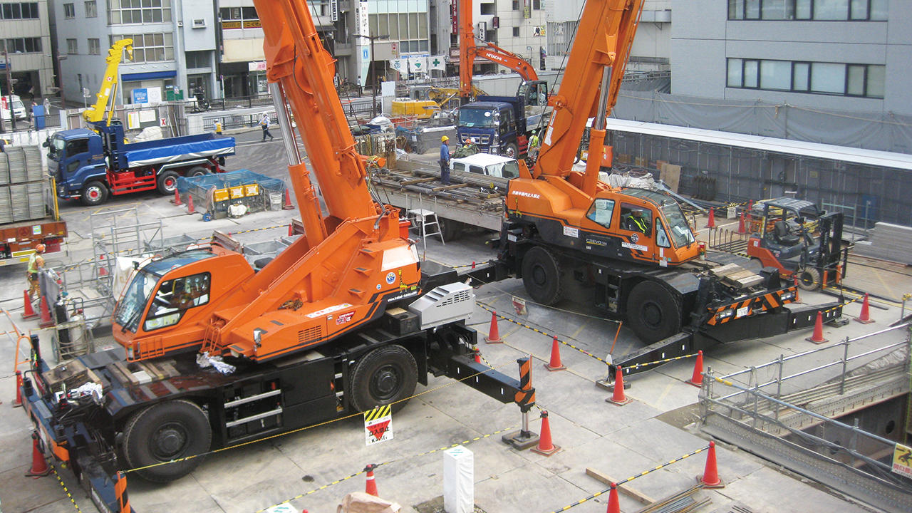 1階の床を接道面全長にわたってフラット化。重機がフル稼働するヤード内でも、車両の入退場をスムーズに行える