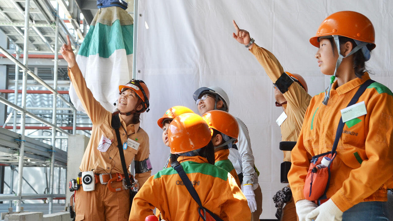 香川・病院建設現場で女子小中学生が「けんせつ小町」を体験