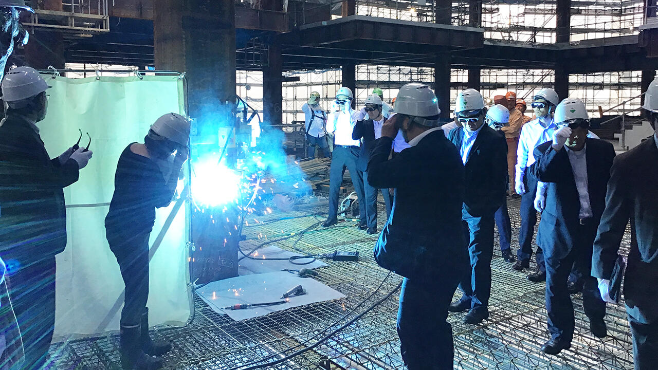 溶接ロボが活躍する建設現場で機関投資家・アナリスト向け見学会を開催