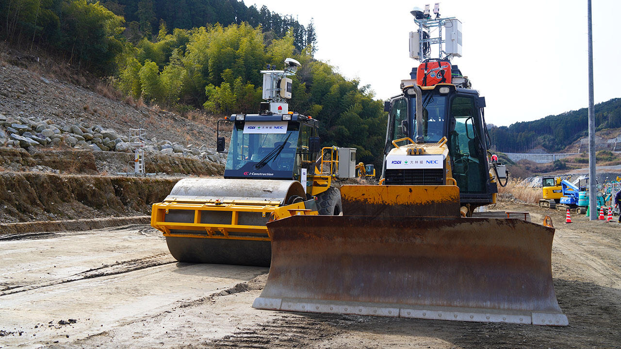 KDDI、大林組、NEC 5Gで掘削・運搬・転圧など一連の道路造成工事の実証に成功