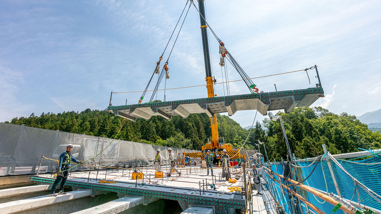 コンクリート橋の床版を取り替える「キャップスラブ™」工法を開発・施工しました