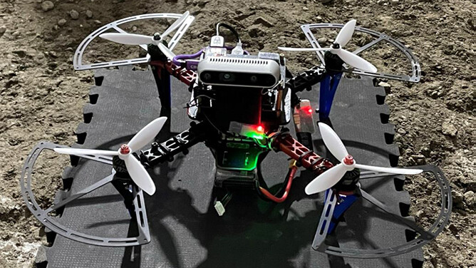 世界初、トンネル坑内で自律飛行するドローンの実証実験に成功