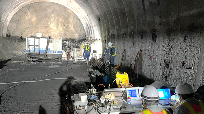 トンネル切羽前方の地山状況を把握する弾性波探査技術「水圧ハンマーVチェッカー®」を開発