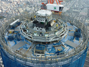 現場ブログ更新「総重量は約100トン。制振装置が塔体の最頂部へ」 
