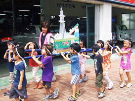 大林組　子どもたちが手作りの「すかいつりーみこし」で夏祭り
