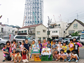 大林組　子どもたちが手作りの「すかいつりーみこし」で夏祭り