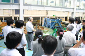 聖望学園科学部の生徒たちが技術研究所を訪問