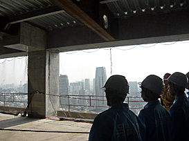 超高層ビルの施工現場で高専生が体験学習