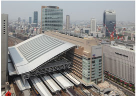 左が大阪駅を覆う巨大ドーム、右が大阪駅新北ビル（現ノースゲートビルディング）