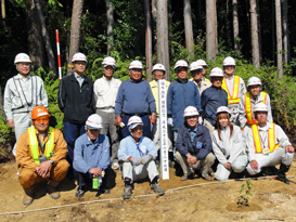 植樹記念に地域住民の皆さんと