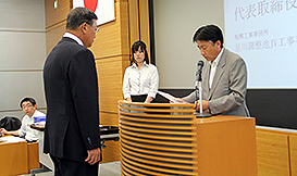 表彰状を贈る東京本店長 杉山直 