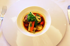 メインディッシュは、フランス産の野菜を添えた、ハーブの香る七面鳥のポーピエット