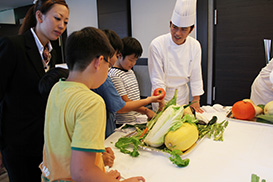 子どもたちが自由に触ることができるように、さまざまな野菜が展示されました