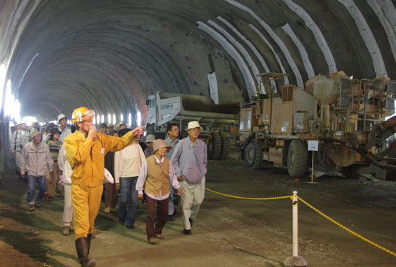 地域住民と共に新東名高速道路のトンネルを歩く