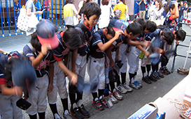 試合開始前にあいさつに訪れた子どもたち