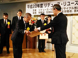 10月25日の式典で表彰状を授与される大林組専務執行役員の鶴田信夫と執行役員の黒川修治